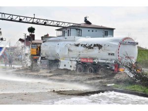 Benzin yüklü tanker devrildi, karayolu 6 saat trafiğe kapatıldı