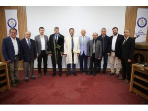 Şırnak üniversitesinde doçentlik unvanı alan öğretim üyesi cübbesini giydi