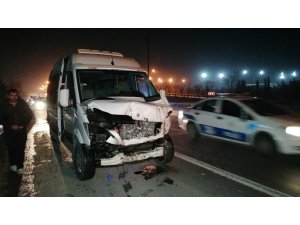 TEM’in orta şeridinde terk edilen otomobil kazaya sebep oldu: 4 yaralı