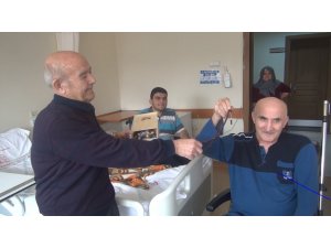 17 yıldır savaş açtığı sigara için il il geziyor: Hastane odasında bile vatandaşlara sigarayı bıraktırıyor