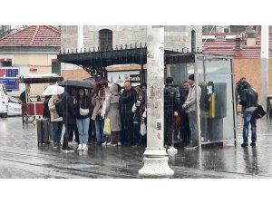 Taksim’de aniden başlayan yağmura vatandaşlar hazırlıksız yakalandı
