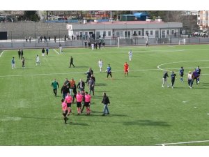 Yenilen takımın yöneticileri hakeme saldırdı