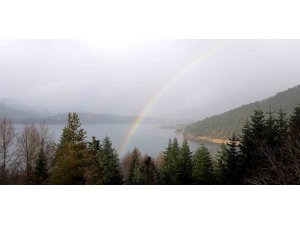 Abant Gölü’nde yağmur sonrası çıkan gökkuşağı mest etti