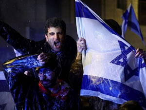 İsrail'de protestolar şiddetlendi, yüz binler sokağa döküldü
