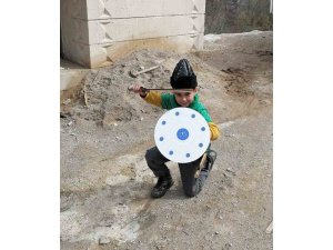 Depremzede çocuğa çok özel hediye