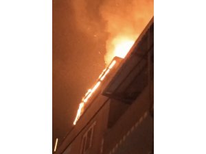 Bursa’da binanın çatısı alev alev yandı, o anlar kameralarda