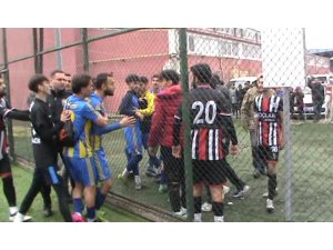 Amatör maçta arbede, iki takım maç sonrası birbirine girdi