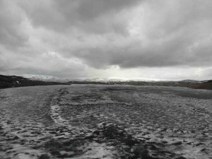 Aygır Gölü’nün buzları çözülüyor