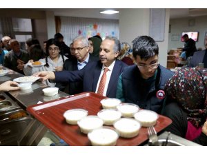 Başkan Yalçın ve Kaymakam Dönmez depremzedelerle iftar sofrasında