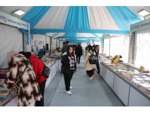 Eyüpsultan’daki kitap fuarı kitapseverlerin buluşma noktası halinde geldi