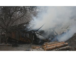 Tosya’da çıkan yangında bir ev kül oldu