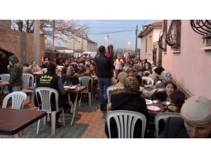 Burhaniye’de iftar yemekleri yüzlerce vatandaşı buluşturuyor