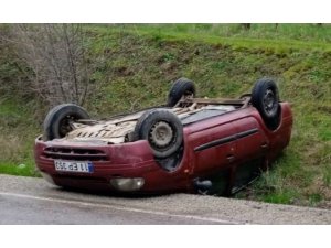 Takla atan otomobilden yara almadan kurtuldu