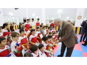 Derince’de kick boksçular kuşak sevinci yaşadı