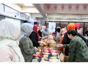 Bağcılarlı kadınlar, harçlıklarıyla depremzedeler için gıda kolisi hazırladı