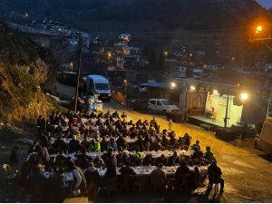 Eyüpsultan Belediyesi deprem bölgesinde gönül sofraları kuruyor