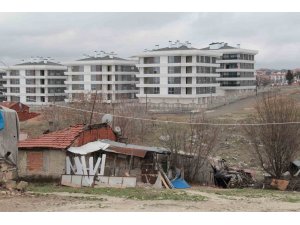 Bir yanda milyonluk evler diğer yanda viraneler