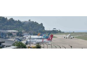 Çelebi: “Havalimanı kapasitemiz turizm sezonu için yetersiz, acilen iyileştirme yapılmalı”
