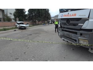 Beton mikseri otomobile çarptı; Anne öldü, oğlu yaralandı