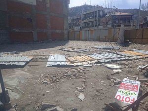 Afyonkarahisar’da şiddetli rüzgar hayatı olumsuz etkiledi