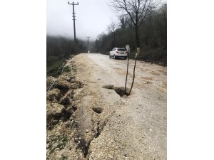 Sağanak yolda göçük oluşturdu