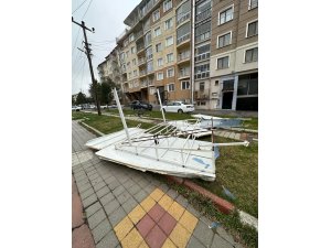 Kütahya’da şiddetli fırtına nedeniyle uçan çatı elektrik tellerini kopardı