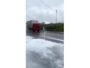 Yağmurla birlikte Tuzla’da yollar köpükle kaplandı