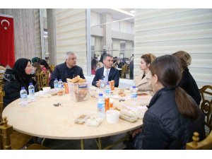Başkan Şimşek kültür merkezindeki iftar sofralarıyla gölbaşılılarla bir arada