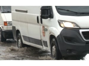 Ankara’da sağanak yağış hayatı olumsuz etkiledi