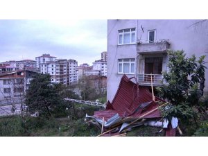 Rize’de şiddetli fırtına çatıları uçurdu