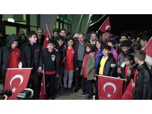 Depremzede çocuklardan milli takıma destek