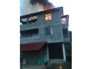 Kuvvetli fırtına Of’ta ev yangınına yol açtı