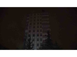 Kahramanmaraş’ta 11 katlı ağır hasarlı bina sallandı, ekipler alarma geçti