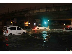 Adana’da gece bastıran sağanak yağış yolları göle çevirdi
