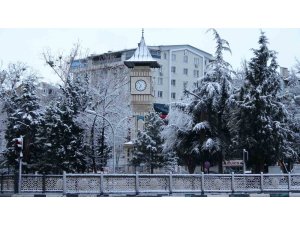 Geceden sabaha kadar yağan kar sonrası şehir eşsiz güzelliğe büründü