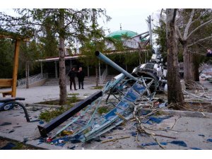 Erzincan’da fırtına minareyi devirdi, çatıları uçurdu