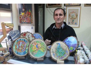 Doğadaki atık kütükleri işleyerek sanat eserine dönüştürüyor