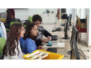 Van’da depremzede çocuklar robotik kodlama öğreniyor