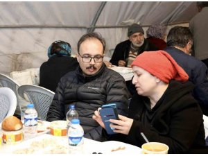 Vali Kızılkaya orucunu iftar çadırında depremzede vatandaşlarla açtı