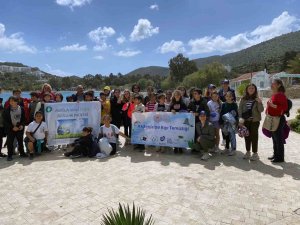 Datça’da öğrencilerden kıyı temizliği