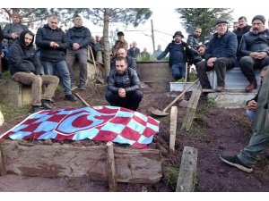 Babalarının vasiyetini yerine getirip mezarını Trabzonspor bayrağı ile örttüler