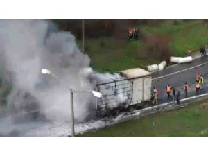 TEM Otoyolu’nda lastiği patlayan tır alev aldı