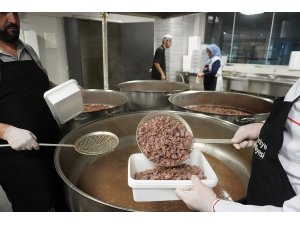 Ümraniye’de her gün iftarlıklar evlere tek tek paketlenip götürülüyor