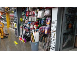 Pendik’te çifte merdiven hırsızlığı kamerada