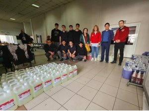 Lise öğrencileri depremzedeler için yüzlerce litre hijyen malzemesi üretti