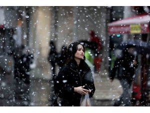 Bursa’da şehir merkezinde kar sevinci