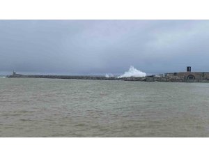 Dalgalar mendirekleri aştı