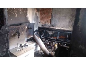 Koçarlı’da çıkan yangında ev kullanılamaz hale geldi