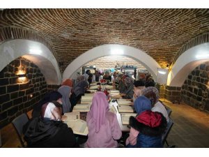 Diyarbakır’da depremde hayatını kaybedenler için hatim okunuyor