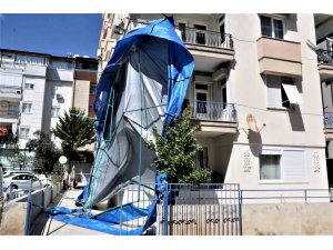 Rüzgârdan dolayı savrulan taziye çadırı, apartmana dayanarak durdu
